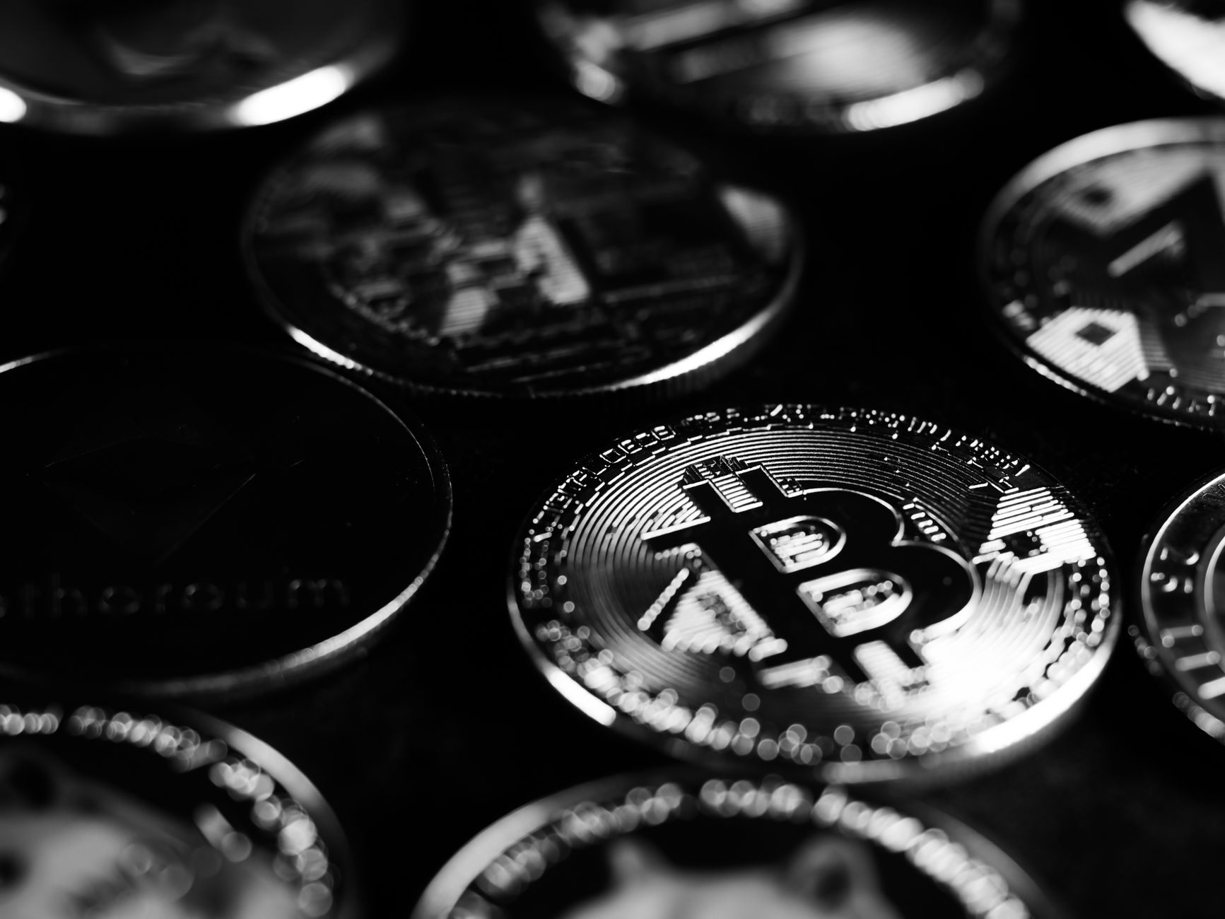 Moedas de bitcoin e ethereum representando notícias de criptomoedas setembro 2026